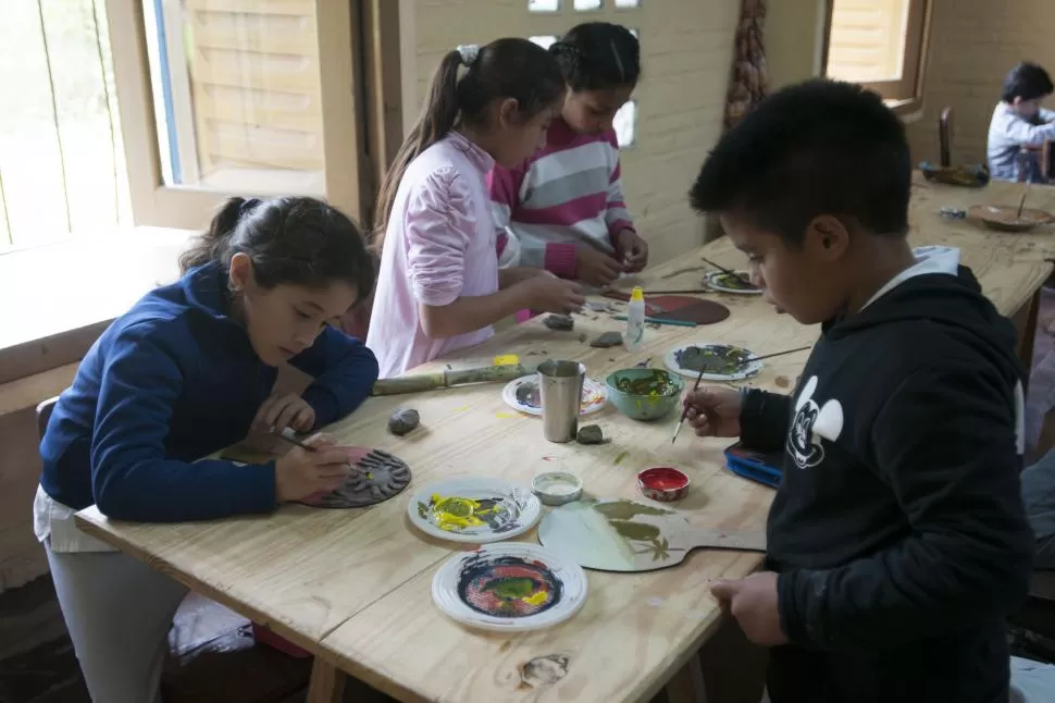 METAS A FUTURO. Los chicos pintan las paletas que formarán parte del reloj con “El tiempo de Leales” la gaceta / foto de Inés Quinteros Orio