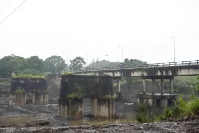 Lules: la lluvia demora el armado del paso por el río