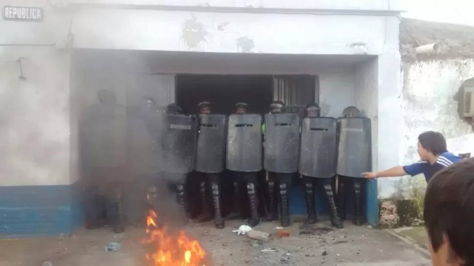 AGRESIÓN. Los manifestantes atacaron a la Policía arrojándoles piedras e incendiaron varias cubiertas. la gaceta en whatsapp