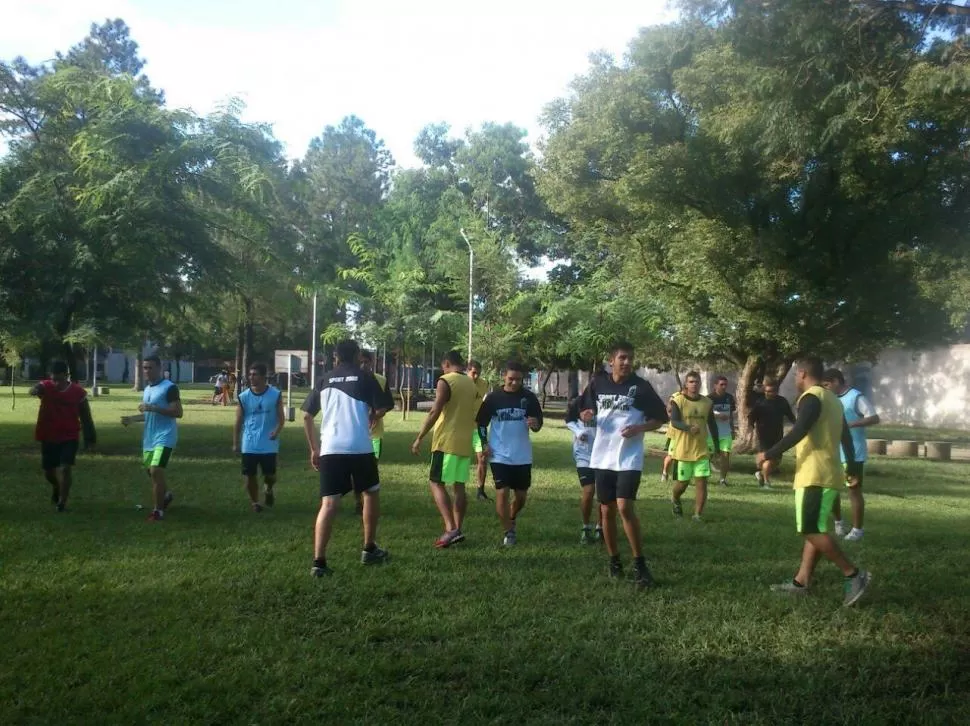 DISPUESTOS. Los jugadores de Concepción, durante el entrenamiento de ayer en la plaza Haimes, de esa ciudad.  	FOTO DE jorge diaz