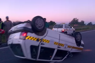 Un taxi volcó en la autopista frente al Mercofrut