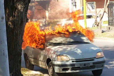 Se incendió un auto en América al 200