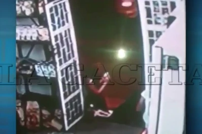 Video: robaron a dos mujeres en la puerta de un drugstore