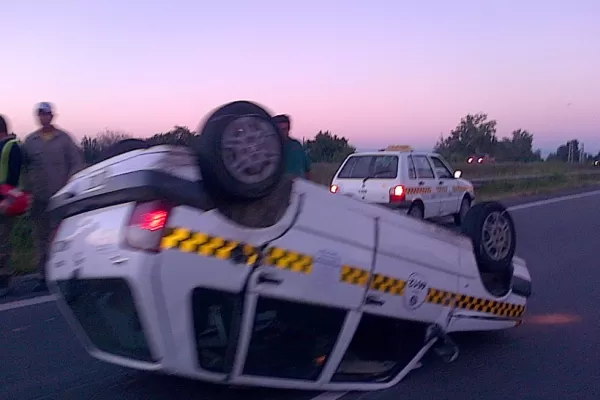 Un taxi volcó en la autopista frente al Mercofrut