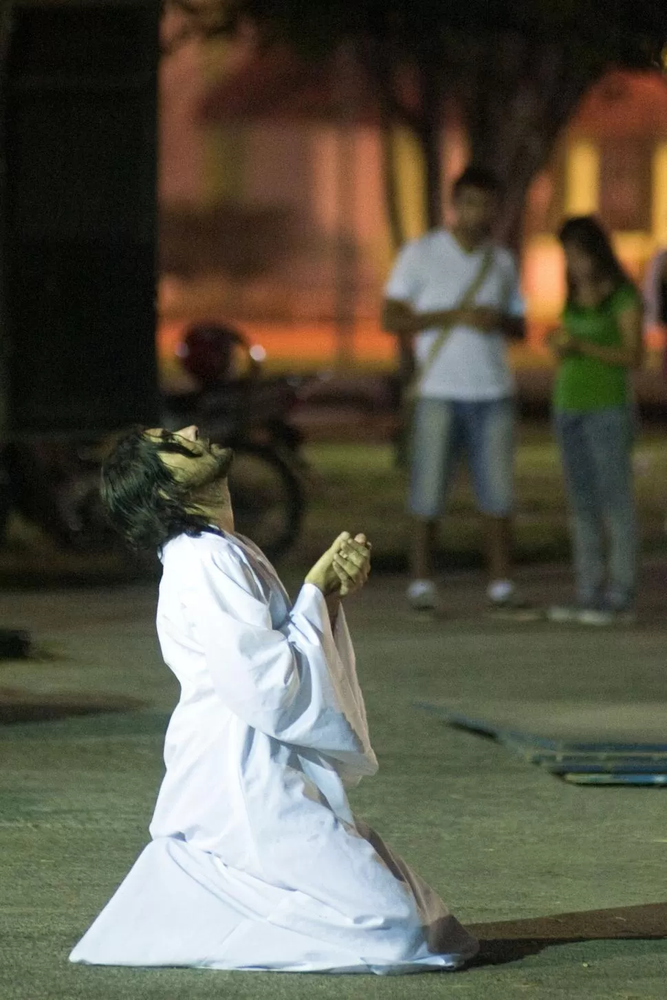 UN ACTOR, DOS OBRAS. Mario Costello representa a Jesús en las puestas de Carlos Kanán en Tafí del Valle y en el parque 9 de Julio. 