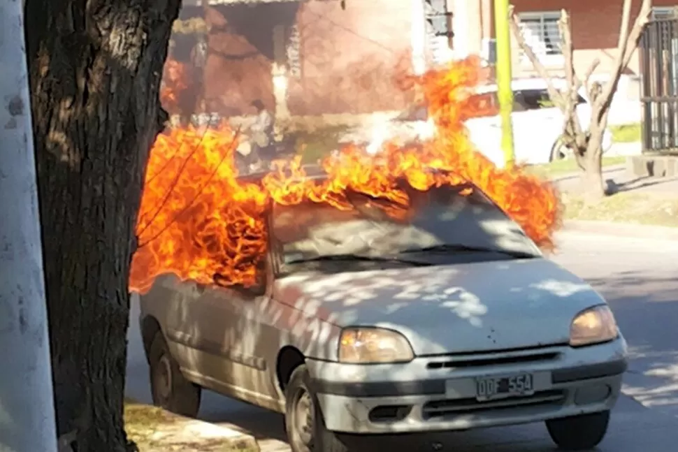 DEVORADO. El conductor logró sacar algunos papeles antes de que el auto se incendiera casi por completo. FOTO GENTILEZA DE HECTOR COLOMBO