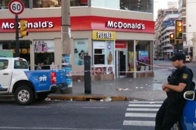 Pánico en un McDonald's: un policía entró a los tiros