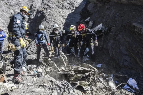 El copiloto aceleró el Airbus mientras caía