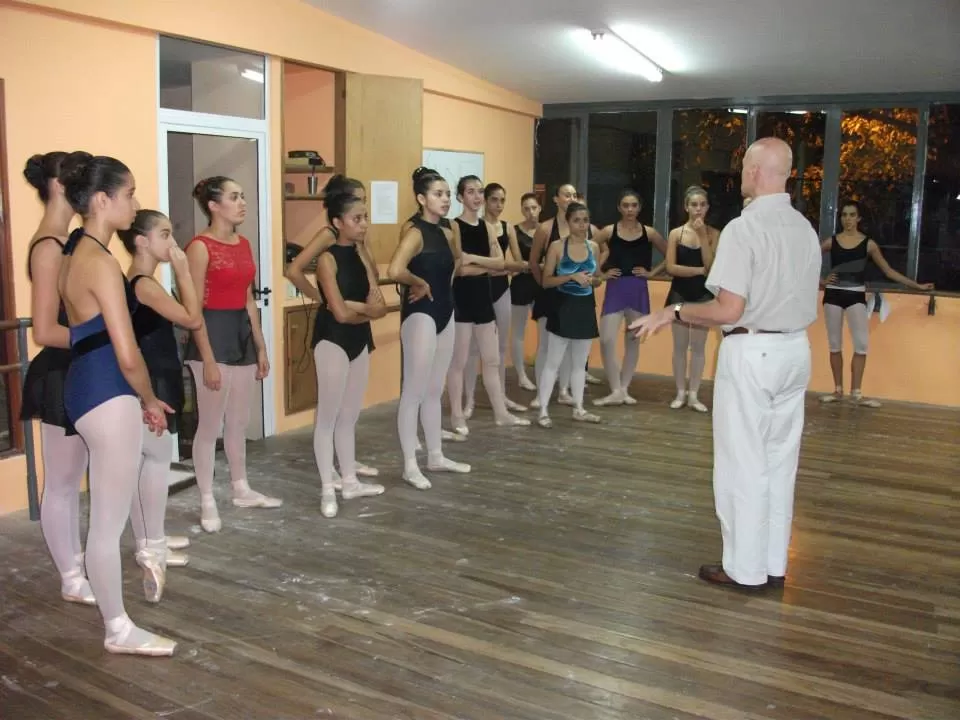 EN BAJO JARDÍN. El coreógrafo Julio López instruye a las aspirantes en 2013. gentileza Fundación Bajo Jardín del Tucumán