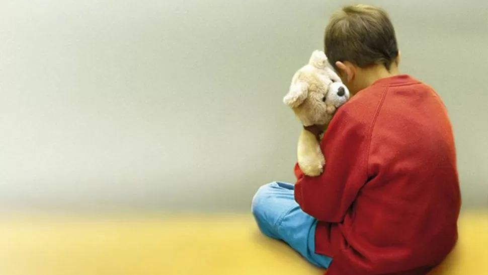 CONDUCTAS TIPICAS. El niño con autismo rechaza el contacto visual y corporal y no reacciona cuando lo llaman. conmishijos.com