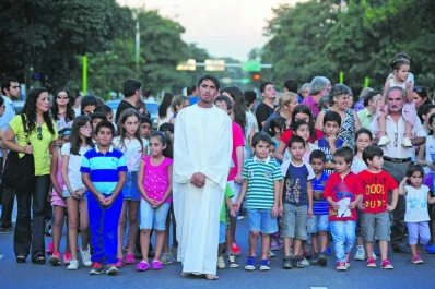 Con Cristo resucitado arrancó un original Vía Crucis viviente