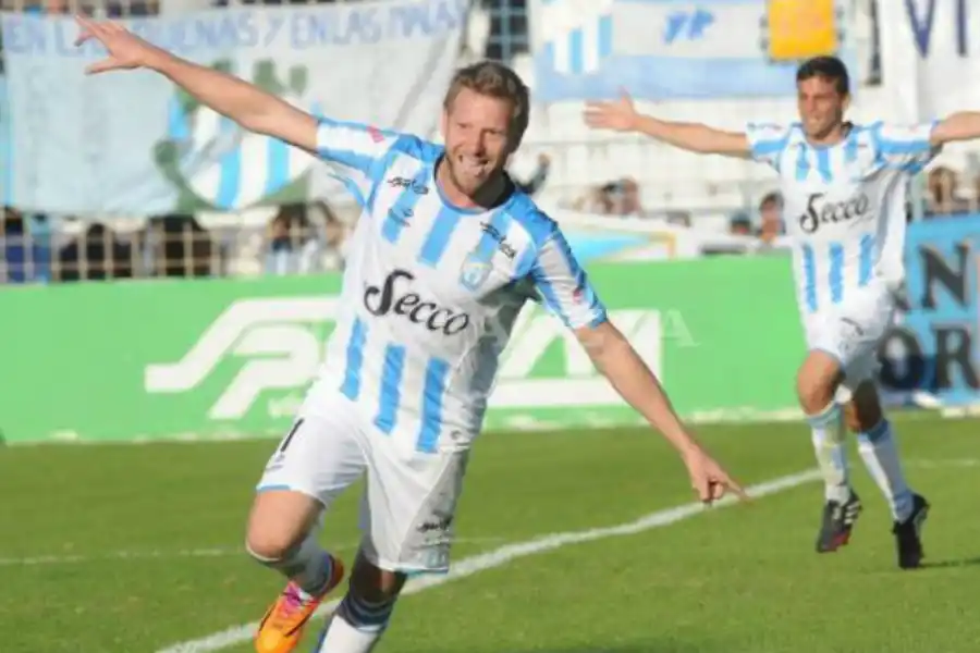 RECUERDO DECANO. Cristian Menéndez le anotó un gol a Chacarita, en la B Nacional. 