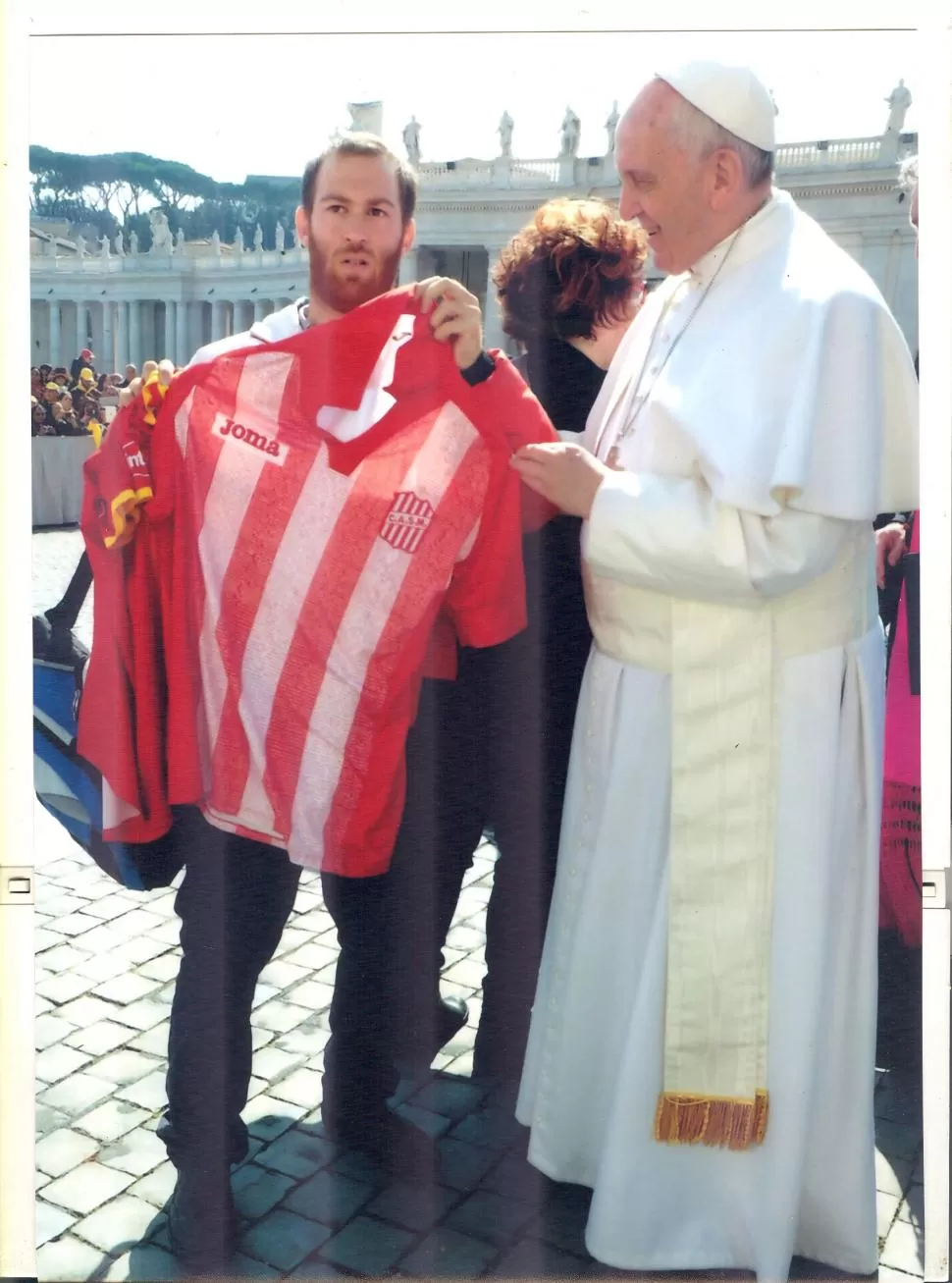 ¡QUÉ MOMENTO! Franco sostiene la camiseta de los socios “santos” a la par de Francisco, que la bendice por su pedido. fotos de franco iosa