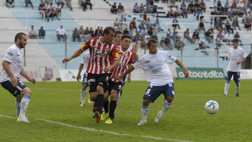 TRIUNFO SANTO EN SALTA. San Martín le ganó 2 a 0 a Gimnasia y Tiro, en el Gigante del Norte. FOTO DE NESTOR TRONCOSO