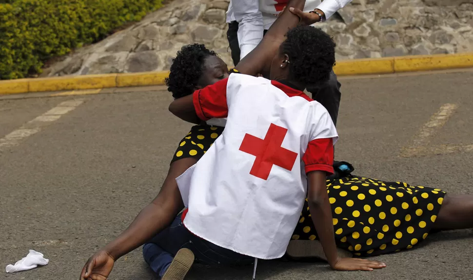 EL HORROR. La Cruz Roja tuvo que asistir a los familiares que fueron a reconocer los cuerpos de los estudiantes muertos en la masacre de Garissa. REUTERS