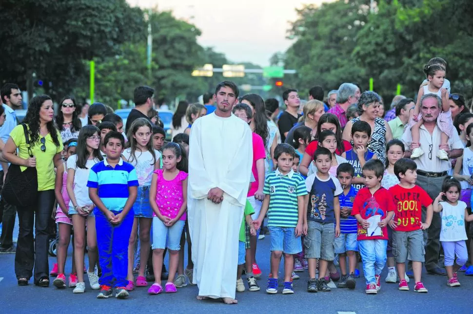DESCALZO. Jesús es seguido por los niños que recibieron la Eucaristía. la gaceta / fotos de diego aráoz