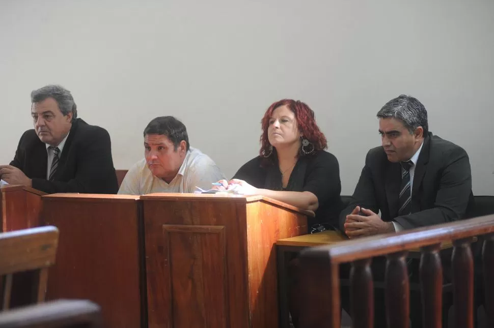 LOS ACUSADOS. Castillo (a la izquierda), la abogada Mónica López y su defendido, Juan Carlos Romano. la gaceta / foto de antonio ferroni