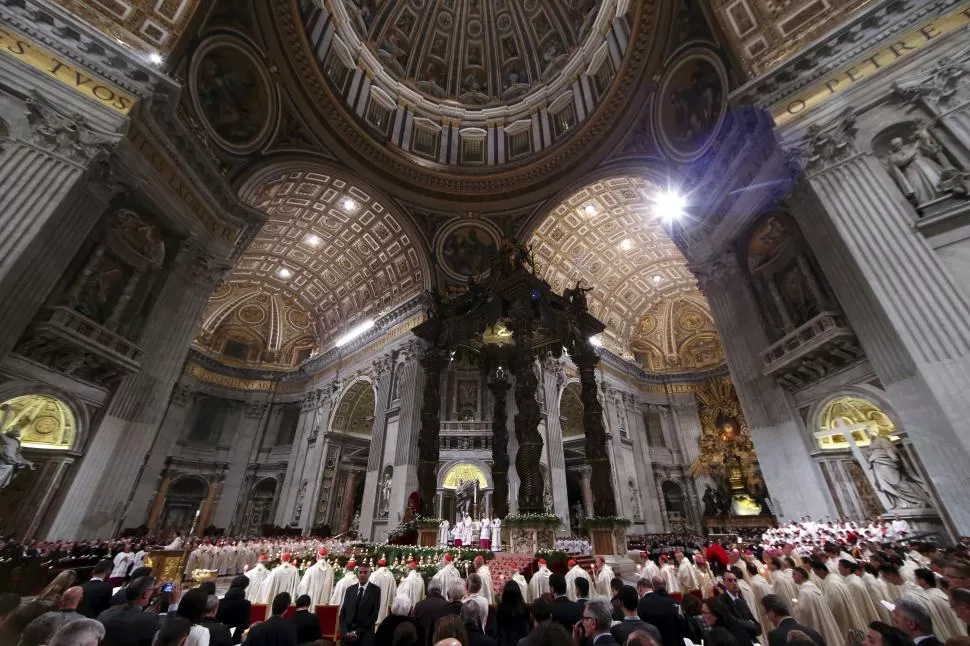 VIGILIA. El papa Francisco instó a deponer “las cómodas certezas”.  reuters