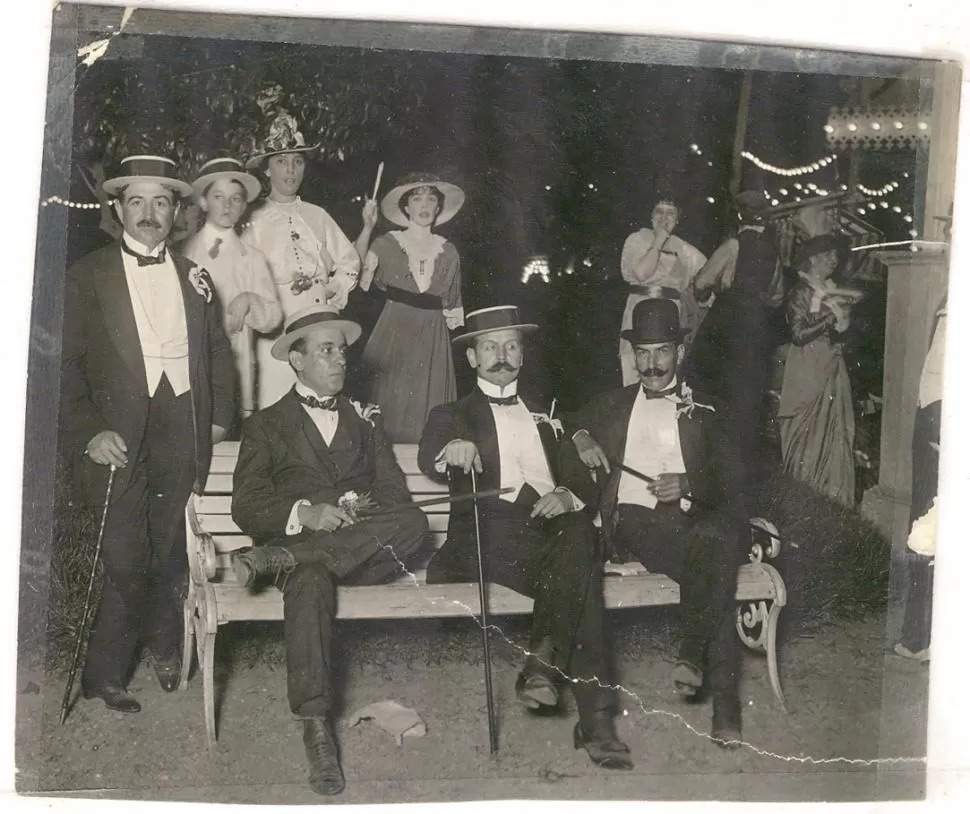 “FIESTAS PRIMAVERALES”. Ya hace calor, en 1913. El gobernador Ernesto Padilla, sentado al centro, luce el “rancho de paja”, como el resto de los fotografiados, salvo un solitario “bombín” la gaceta / archivo 