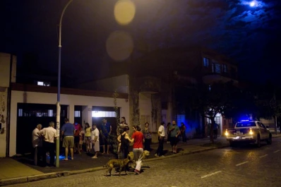 Lucharon con un ladrón que les disparó varias veces y escapó