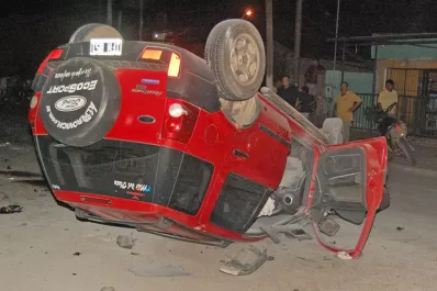 Una camioneta no pudo eludir un bache y volcó