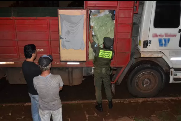 Un camionero circulaba contramano con más de 1.200 kilos de marihuana