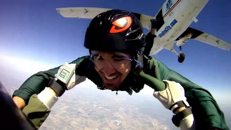 RITUAL. Los paracaidistas usan la GoPro para filmarse en el cielo.