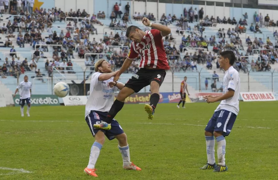 BUEN INTENTO. Braian Uribe, que esta vez no pudo marcar, se eleva en el área para cabecear la pelota ante la marca rival. foto de marcelo miller (especial para la gaceta)
