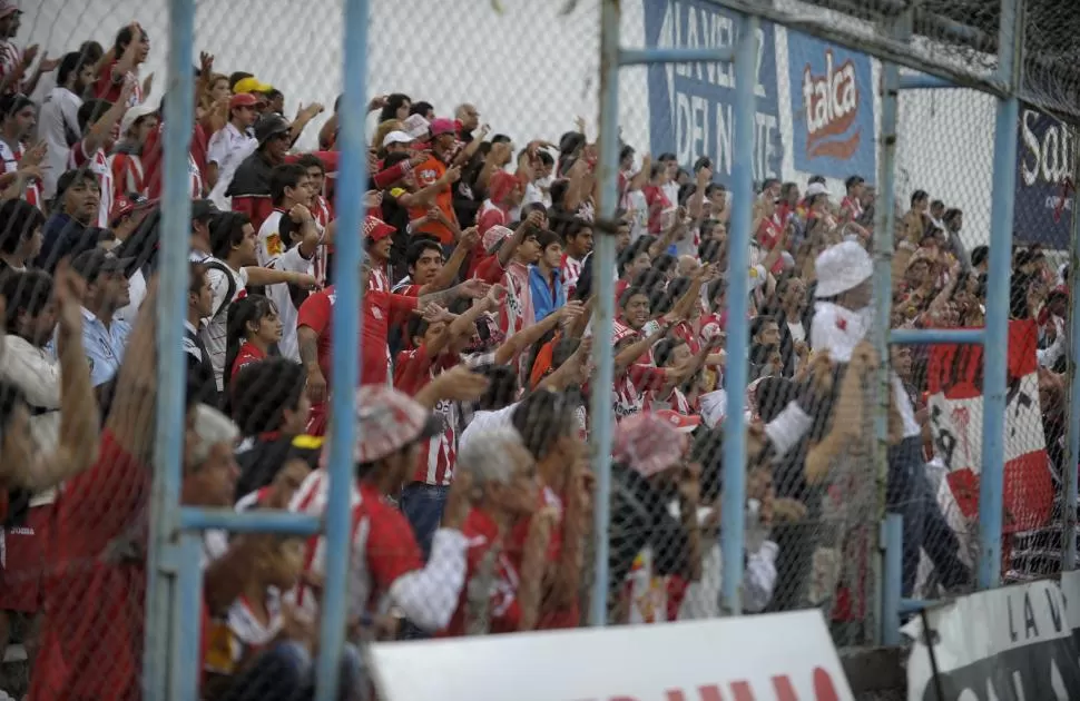 SIEMPRE ESTÁN. Cientos de fanáticos de San Martín viajaron a Salta para alentar al equipo y tuvieron como regalo el 2-0. foto de marcelo miller (especial para la gaceta)