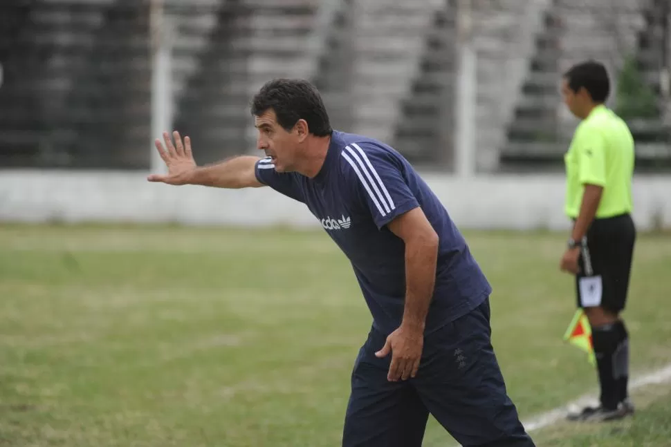 VIEJO CONOCIDO. Alpidio Elizeche es el entrenador de Estudiantes de Santiago. la gaceta / foto de osvaldo ripoll (archivo)