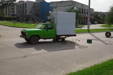 Un bache en la avenida Perón dañó varios vehículos