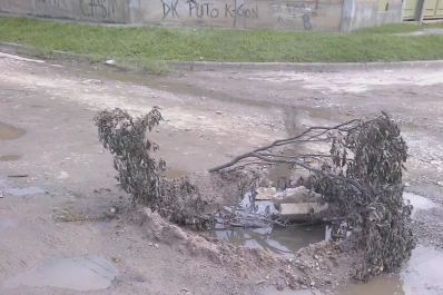 Las aguas servidas corren por las calles de un barrio de Yerba Buena