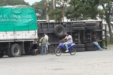 El acoplado de un camión terminó dado vuelta en la ruta 9