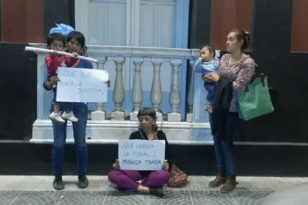Encadenada frente a los tribunales de Monteros, exige la presencia de la fiscal Garcia de Targa