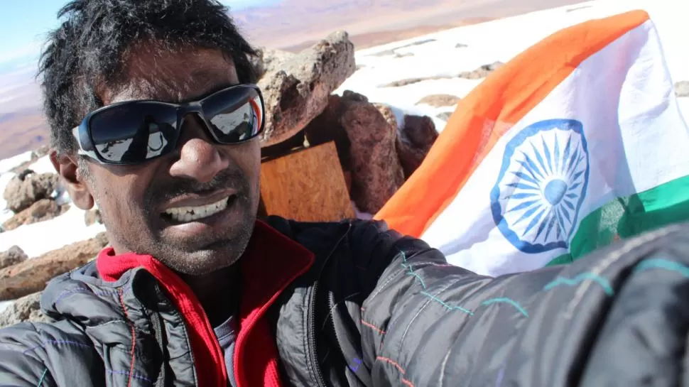 SELFIE EN LAS ALTURAS. Malli Mastan Babu, durante una de sus expediciones, posa con la bandera de la India. fotos de Malli Mastan Babu