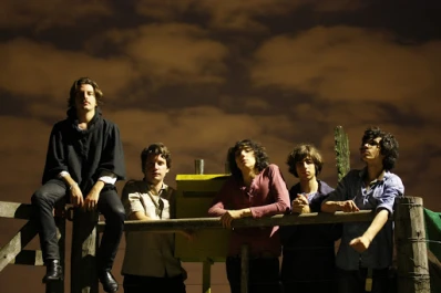 Banda de Turistas regresa con toda su “Química” pop y simples canciones