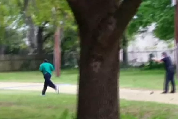 Un video muestra cómo un policía blanco mata a un hombre negro, en Estados Unidos