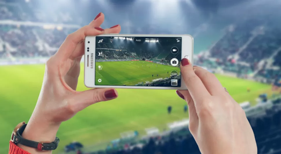 EN VIVO. Los partidos de fútbol podrán transmitirse desde el celular.