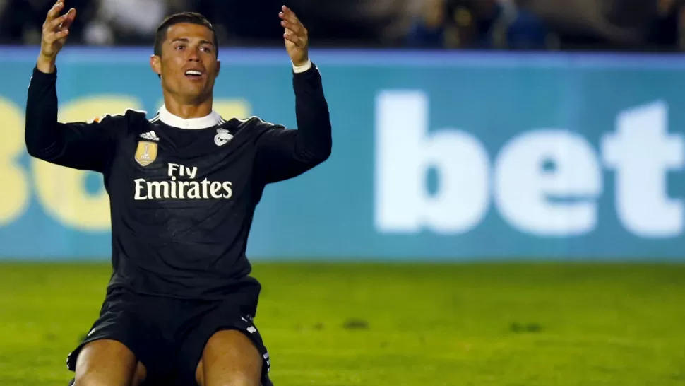 FESTEJO MERENGUE. Cristiano Ronaldo, que festeja el segundo gol de Real Madrid, se mantiene en la cima de la tabla de goleadores, con 37, cuatro más que Lionel Messi. REUTERS