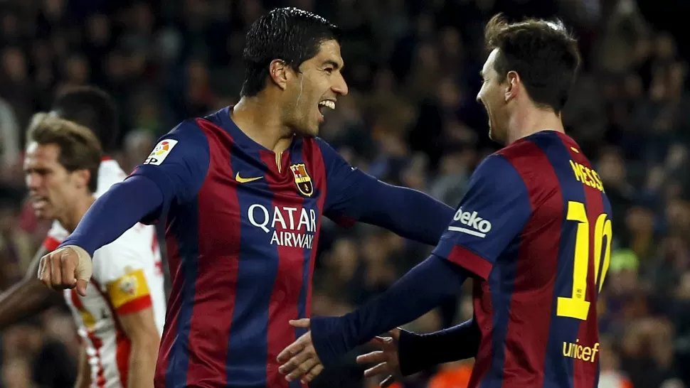 FESTEJO CULE. El uruguayo Luis Suárez y el argentino Lionel Messi anotaron los goles para la victoria de Barcelona sobre Almería, por 4-0. REUTERS