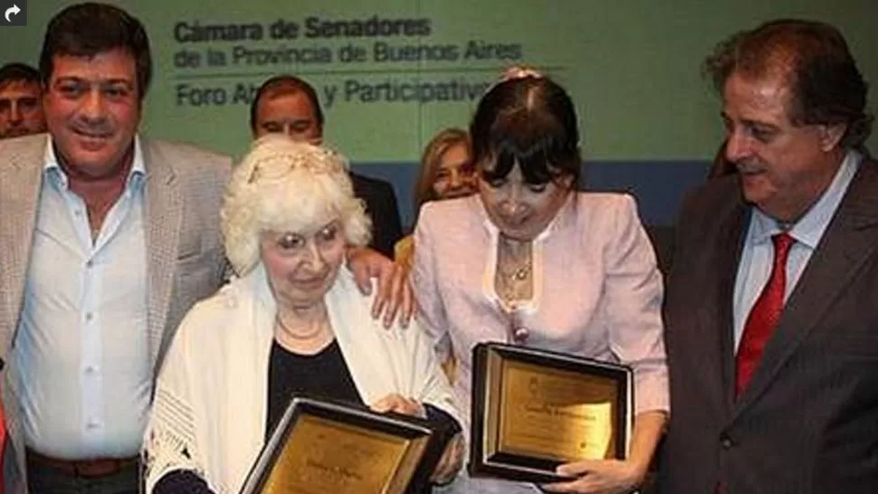 ACTO. Ofelia Wilhelm y Giselle Fernández, durante la recepción del premio. FOTO TOMADA DE LANACION.COM.AR