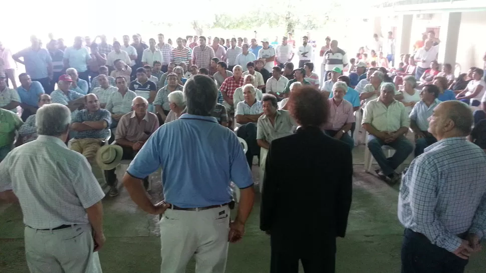 EN EL CEVILAR. Los dirigentes de las asociaciones cañeras (de espalda) escucharon las quejas de los agricultores. LA GACETA