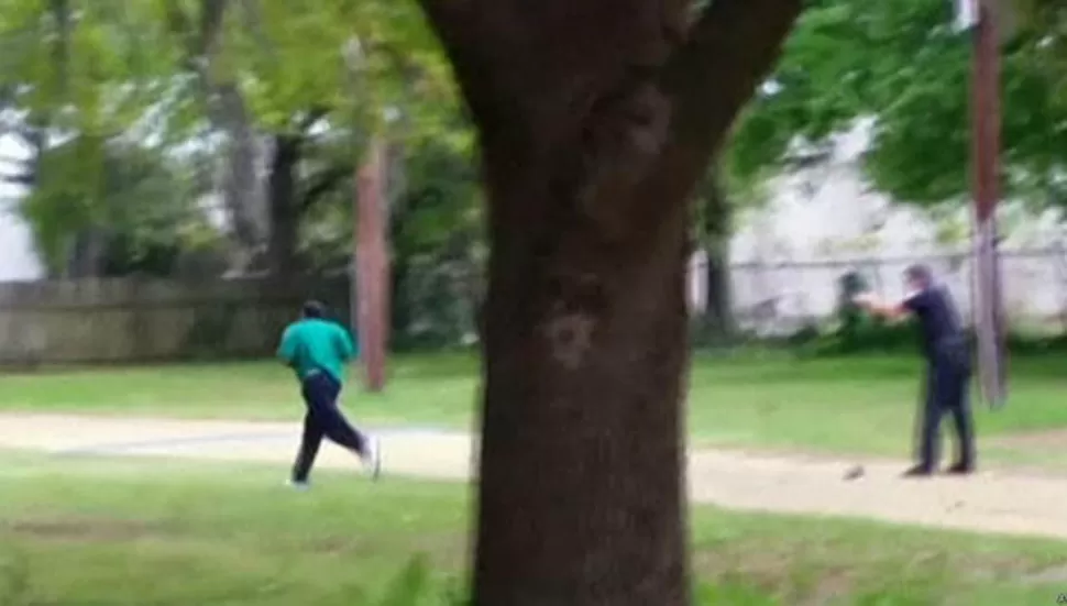 Un video muestra cómo un policía blanco mata a un hombre negro, en Estados Unidos