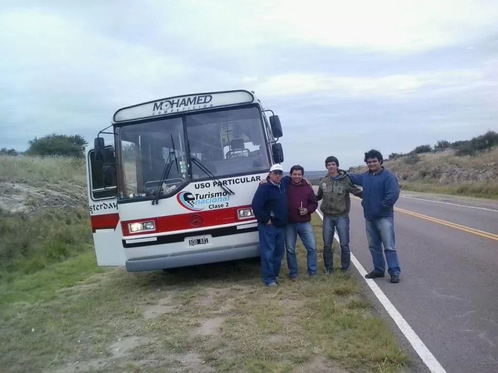 EN VIAJE. “Lito” Mohamed, Lucas, Juan Lara y Bruno Ruiz, en un alto en la ruta, ya en territorio de Río Negro. prensa mohamed competición