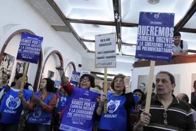 La Asamblea pospone el debate de la carrera docente