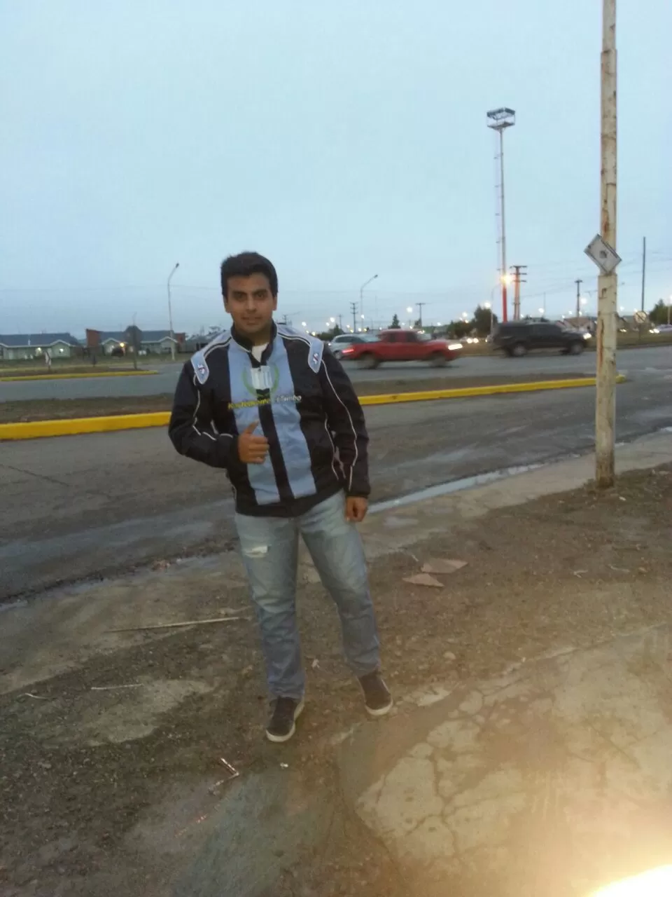 RECIÉN LLEGADO. Matías Rodríguez, en las cercanías del aeropuerto de Río Gallegos. Al tucumano lo recibió un clima frío.  prensa matías rodríguez