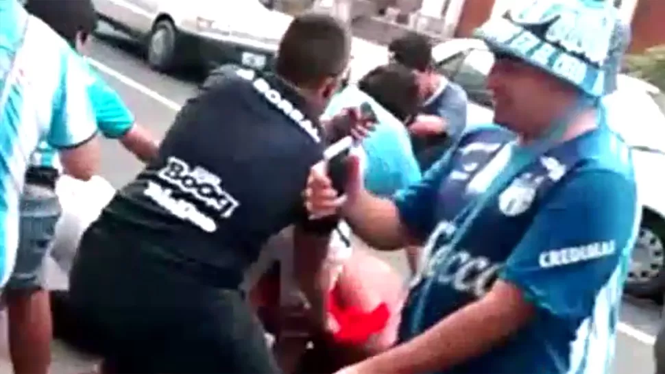 CONTRA UNO. Los violentos intentaron linchar a un hombre que usaba una remera de San Martín. CAPTURA DE VIDEO