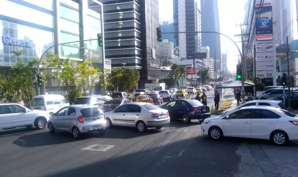 CIUDAD TOMADA. Las congestiones de tránsito atormentan a los residentes de la capital panameña. FOTO DE PRENSAESCRITA.COM
