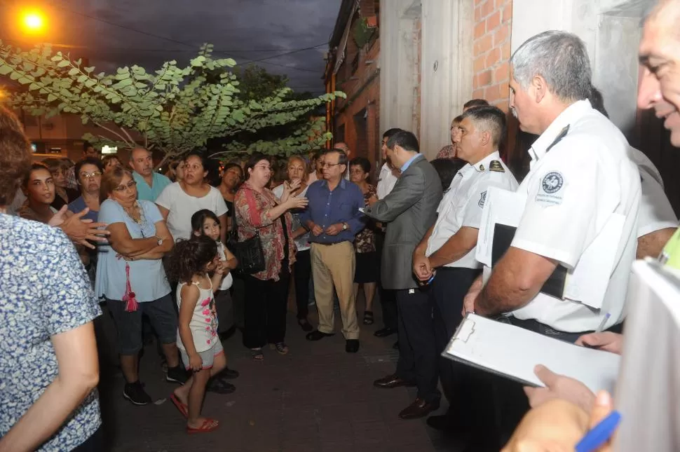 REUNIÓN. El funcionario del Ejecutivo José Farhat (de saco gris) se reunió anoche con un grupo de vecinos de Barrio Sur y tomó nota de los reclamos. 