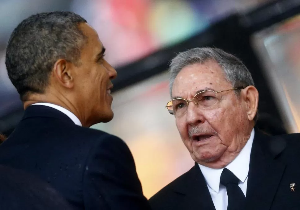 IMPACTO. Obama y Raúl Castro se saludaron en Sudáfrica, en el sepelio de Mandela. La foto puede repetirse. reuters (archivo)